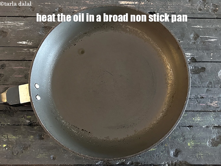 स्टेप 5 – एक चौड़े नॉन-स्टिक पैन में&nbsp;१ टेबल-स्पून तेल&nbsp;गरम करें ।
