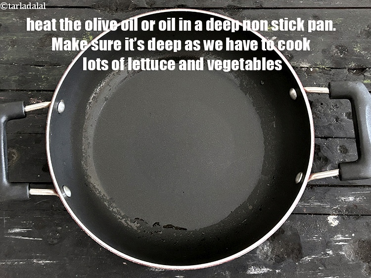 स्टेप 5 – एक गहरे नॉन-स्टिक पैन में २ टी-स्पून&nbsp;<a href=""https://www.tarladalal.com/glossary-olive-oil-hindi-451i"">जैतून का तेल</a>&nbsp;या&nbsp;<a …