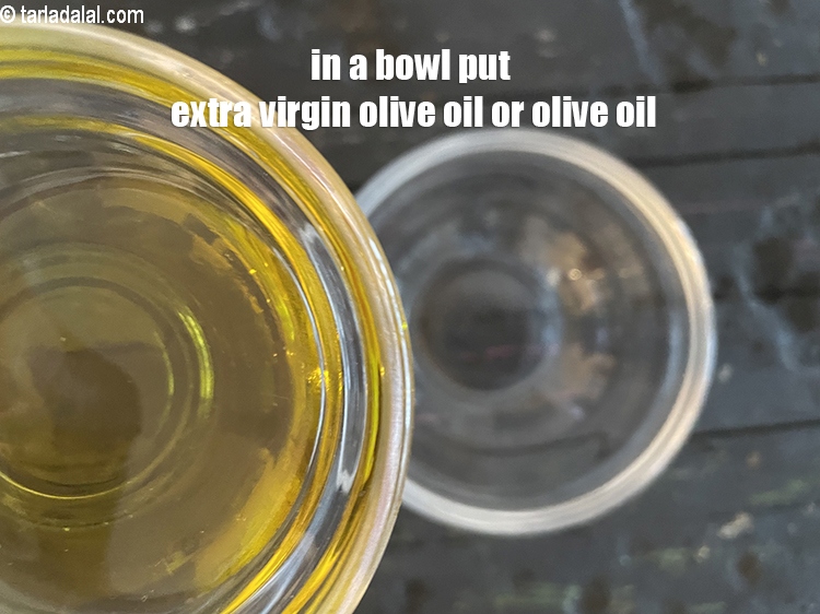 स्टेप 20 – एक कटोरी में&nbsp;२ टेबल-स्पून&nbsp;<a href=""https://www.tarladalal.com/glossary-extra-virgin-olive-oil-hindi-2611i"">एक्स्ट्रा वजिॅन जैतून का तेल</a>&nbsp;डालें। 2 …