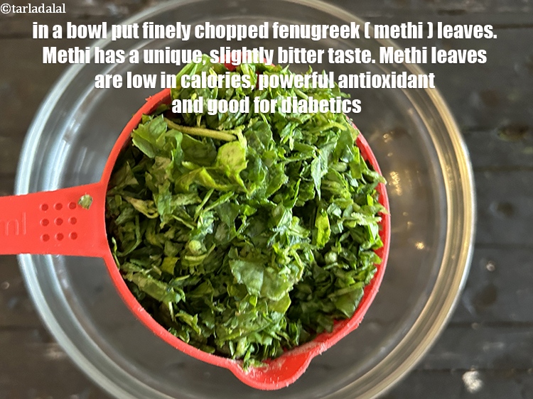 स्टेप 27 – एक गहरे कटोरे में&nbsp;१ कप&nbsp;बारीक&nbsp;<a href=""https://www.tarladalal.com/glossary-chopped-fenugreek-hindi-811i"">कटी हुई मेथी</a>&nbsp;डालें।&nbsp;मेथी के पत्ते&nbsp;<a …