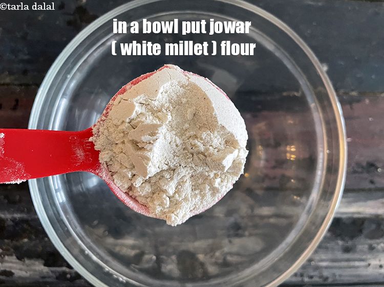 स्टेप 3 – एक कटोरे में&nbsp;१/४ कप&nbsp;<a href=""https://www.tarladalal.com/glossary-jowar-flour-jowar-ka-atta-white-millet-flour-sorghum-flour-hindi-483i"">ज्वार का आटा</a>&nbsp;डालें ।