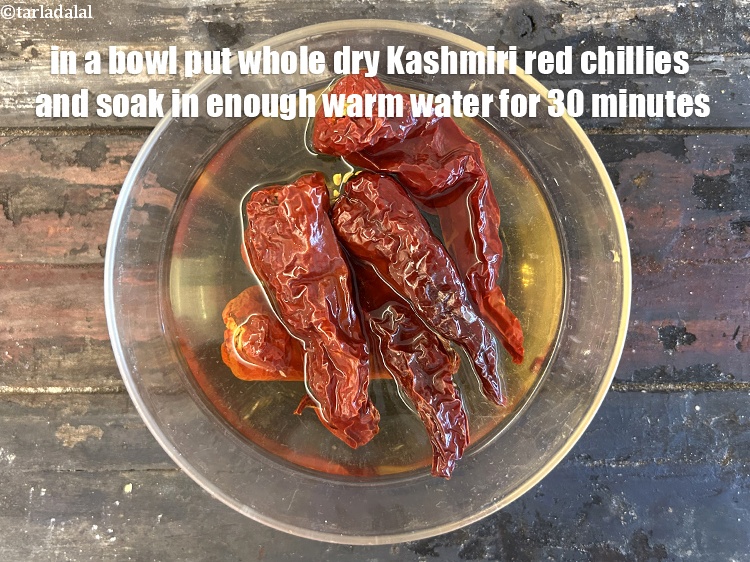 स्टेप 11 – एक कटोरे में&nbsp;&nbsp;५&nbsp;<a href=""https://www.tarladalal.com/glossary-whole-dry-kashmiri-red-chillies-kashmiri-mirch-kashmiri-lal-mirch-hindi-332i"">साबुत सूखी कश्मीरी लाल मिर्च</a>&nbsp;डालें &nbsp;और पर्याप्त …