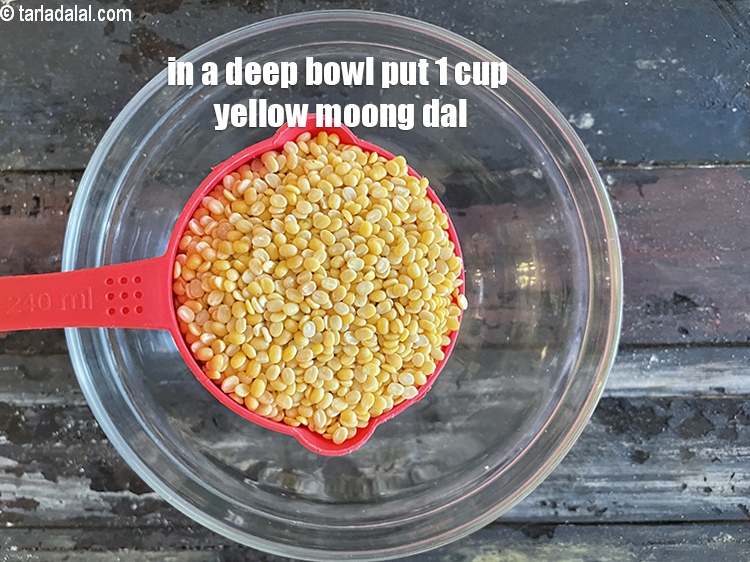 स्टेप 3 – एक गहरे बाउल में १ कप&nbsp;<a href=""https://www.tarladalal.com/glossary-yellow-moong-dal-split-yellow-gram-peeli-moong-dal-hindi-488i"">पीली मूंग की दाल</a>&nbsp;डालें।&nbsp;