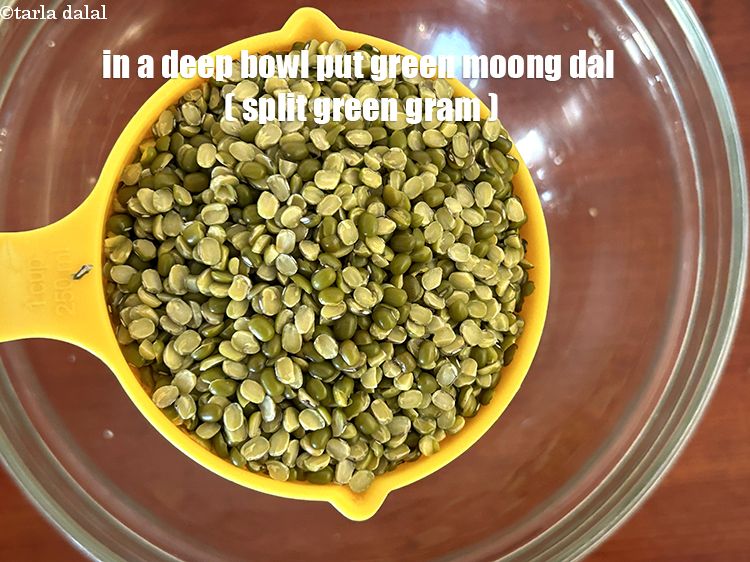 स्टेप 3 – एक गहरे कटोरे में&nbsp;१ कप&nbsp;<a href=""https://www.tarladalal.com/glossary-green-moong-dal-split-green-gram-hari-mung-dal-hindi-522i"">हरी मूंग की दाल</a>&nbsp;डालें।