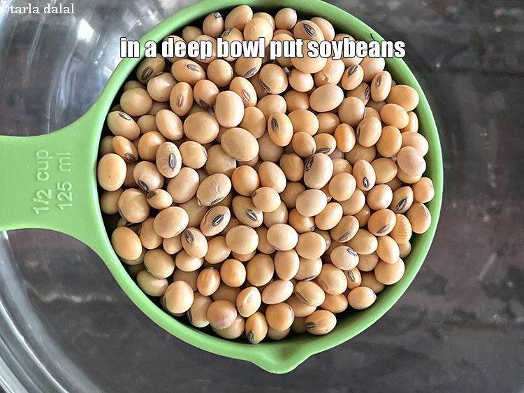 स्टेप 4 – १/२ कप&nbsp;<a href=""https://www.tarladalal.com/glossary-soybeans-soy-soyabeans-hindi-616i"">सोयाबीन</a>&nbsp;को&nbsp;&nbsp;एक गहरे बाउल में&nbsp;डालें&nbsp;।