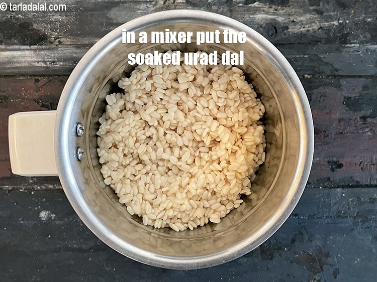स्टेप 9 – भीगी हुई उड़द दाल को मिक्सर जार में डालें।