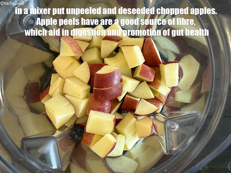 स्टेप 8 – एक मिक्सर में २ कप&nbsp;<a href=""https://www.tarladalal.com/glossary-chopped-apple-hindi-56i"">कटा हुआ सेब</a>&nbsp;डालें।&nbsp;&nbsp;&nbsp;रस निकालते समय …