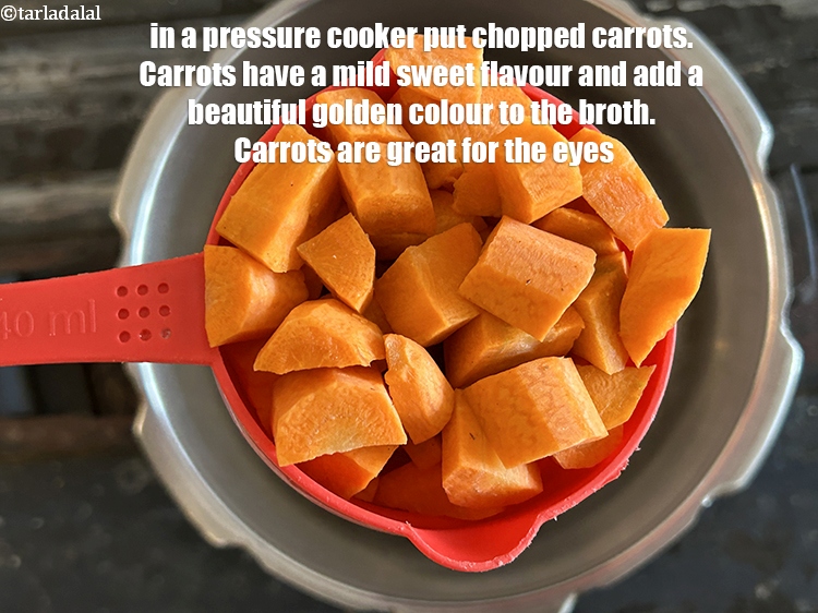 स्टेप 3 – प्रेशर कुकर में&nbsp;१ कप&nbsp;मोटे तौर पर&nbsp;<a href=""https://www.tarladalal.com/glossary-chopped-carrot-hindi-798i"">कटी हुई गाजर</a>&nbsp;डालें।&nbsp;गाजर में …