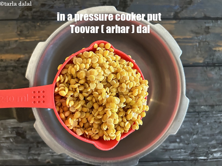 स्टेप 7 – प्रेशर कुकर में १ कप&nbsp;<a href=""https://www.tarladalal.com/glossary-toovar-dal-arhar-dal-toor-dal-split-pigeon-peas-tur-dal-hindi-955i"">तुवर दाल</a> डालें&nbsp;।