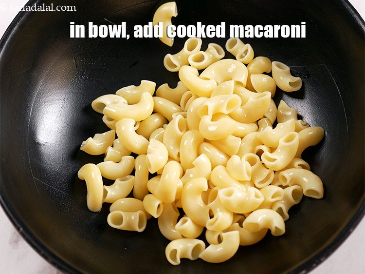 Step 3 – In a deep bowl, add 1 cup cooked macaroni.