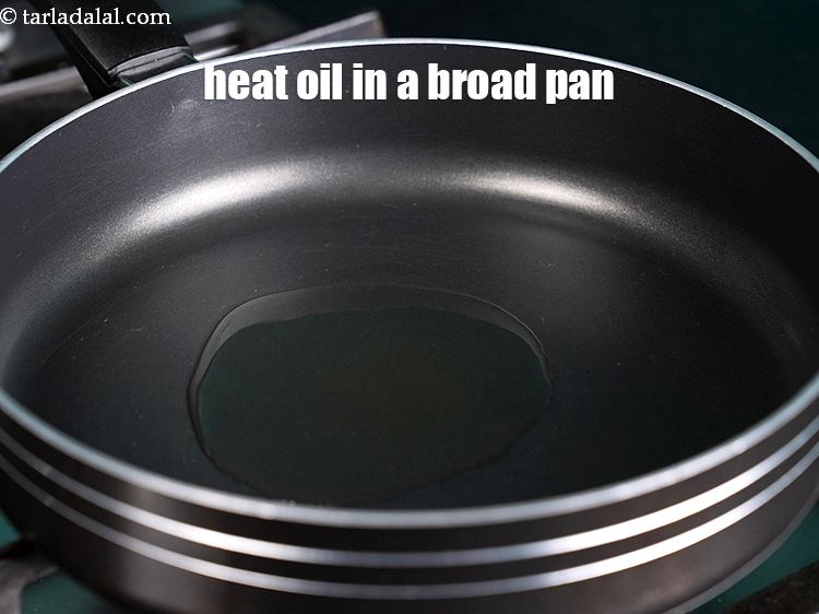 स्टेप 2 – &nbsp;एक चौड़े नॉन-स्टिक पैन में&nbsp;१ टेबल-स्पून&nbsp;<a href=""https://www.tarladalal.com/glossary-oil-hindi-671i"">तेल</a>&nbsp;गरम करें।