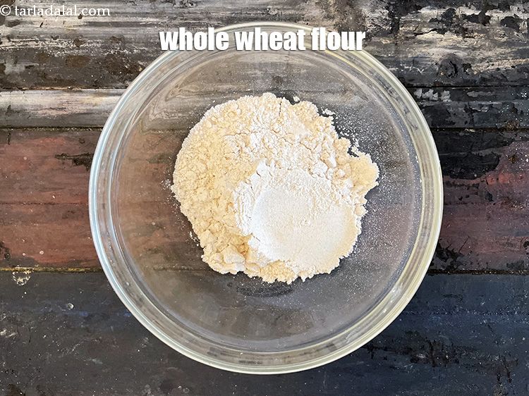 स्टेप 4 – एक कटोरे में १/२ कप&nbsp;<a href=""https://www.tarladalal.com/glossary-whole-wheat-flour-gehun-ka-atta-gehun-ka-aata-hindi-429i"">गेहूं का आटा</a>&nbsp;डालें।