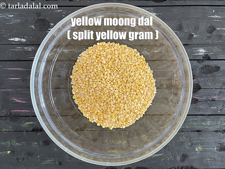 स्टेप 3 – एक बाउल में १ कप <a href=""https://www.tarladalal.com/glossary-boiled-yellow-moong-dal-hindi-1443i"">पीली मूंग दाल</a> डालें। …