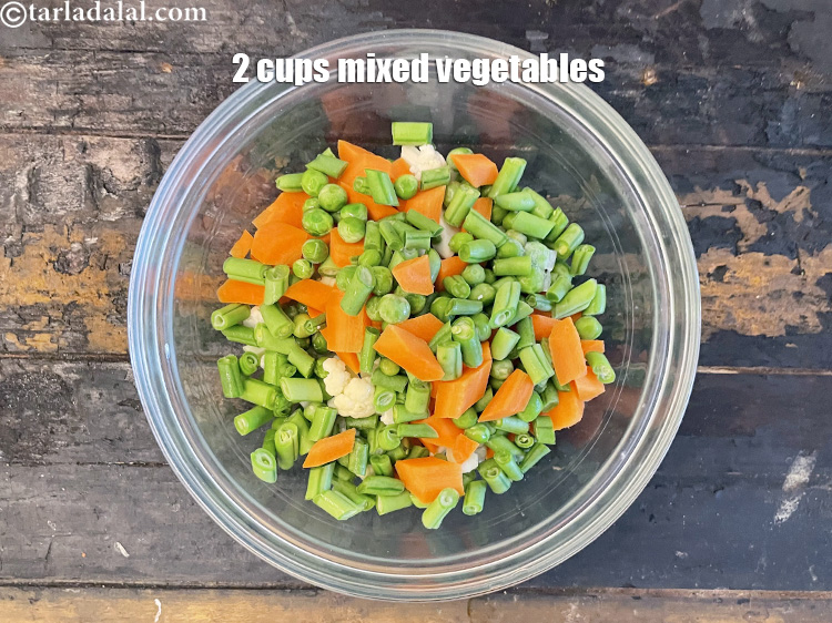 स्टेप 3 – २ कप कटी हुई मिक्स सब्जियाँ लें। हमने फण्सी , …