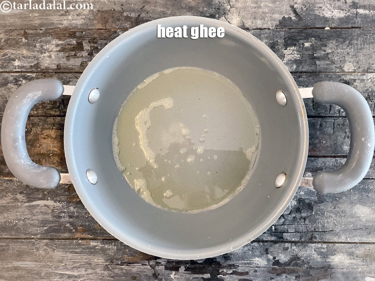 स्टेप 5 – एक चौड़े नॉन-स्टिक पॅन में १ टेबल-स्पून घी गरम करें।