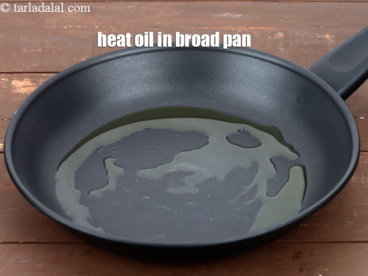 Step 3 – Heat&nbsp;1 tbsp&nbsp;<a href="https://tarladalal.com/glossary-oil-671i">oil</a>&nbsp;in a broad non-stick pan.