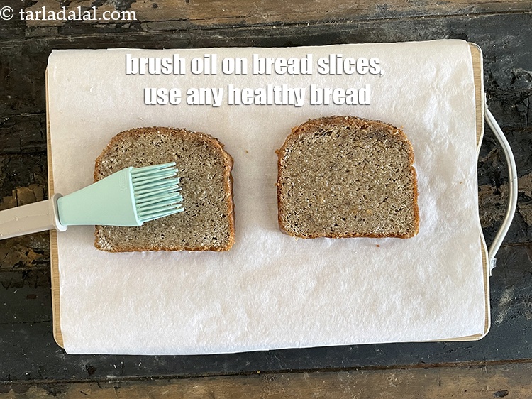 स्टेप 20 – प्रत्येक ब्रेड स्लाइस के एक तरफ 1/8 चम्मच तेल लगाएं।
