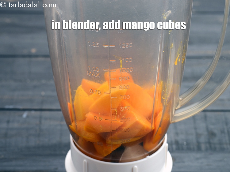 स्टेप 3 – <strong>मैंगो मिल्क शेक रेसिपी&nbsp;|&nbsp;आम का मिल्क शेक&nbsp;|&nbsp;5 मिनट में ताजा …