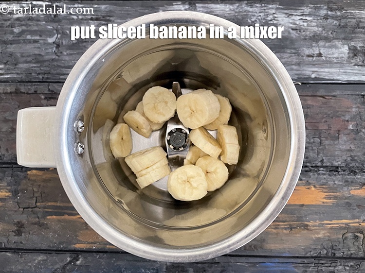 Step 5 – To make <strong>banana almond shake recipe | banana almond milk smoothie for IBS |&nbsp;healthy Indian …