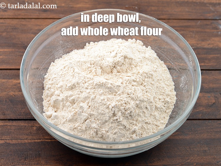 स्टेप 4 – एक गहरे कटोरे में २ १/४ कप&nbsp;<a href=""https://www.tarladalal.com/glossary-whole-wheat-flour-gehun-ka-atta-gehun-ka-aata-hindi-429i"">गेहूं का आटा</a>&nbsp;डालें।&nbsp;