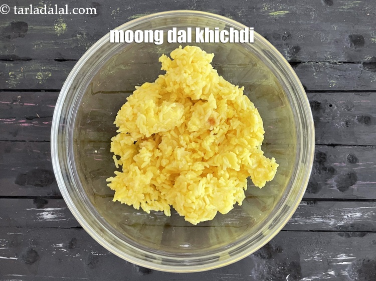 स्टेप 4 – एक गहरे कटोरे में&nbsp;&nbsp;१ कप&nbsp;बची हुई<a href=""https://www.tarladalal.com/moong-dal-khichdi-gujarati-recipe-hindi-621r"" target=""_blank"">&nbsp;खिचड़ी&nbsp;</a>डालें ।