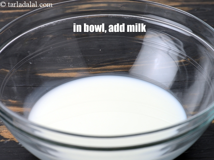 स्टेप 3 – &lt;strong&gt;अंडे रहित पैनकेक&lt;/strong&gt;&amp;nbsp;बनाने के लिए&amp;nbsp;एक गहरे कटोरे में 1 कप&amp;nbsp;&lt;a …