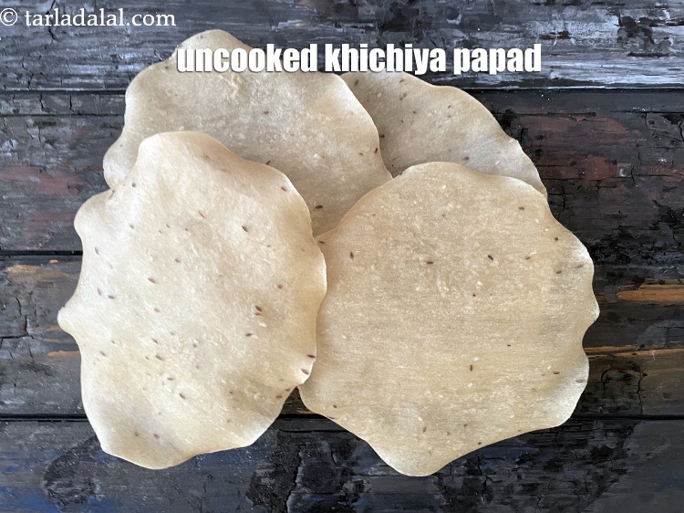 स्टेप 3 – बिना पका हुआ खिचिया पापड़ कुछ इस तरह दिखता है। …