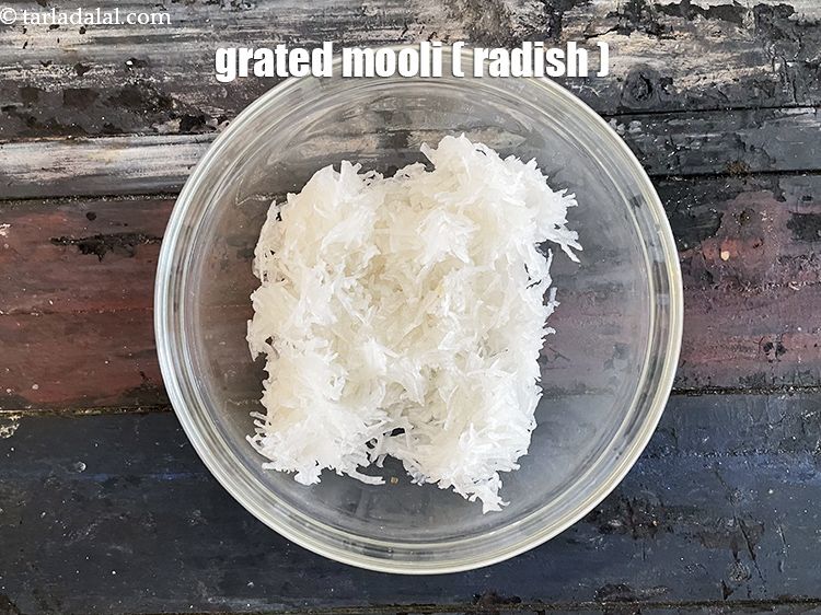 Step 25 – In a bowl put 2&nbsp;cups&nbsp;<a href="glossary-grated-radish-953i">grated radish (mooli)</a>.