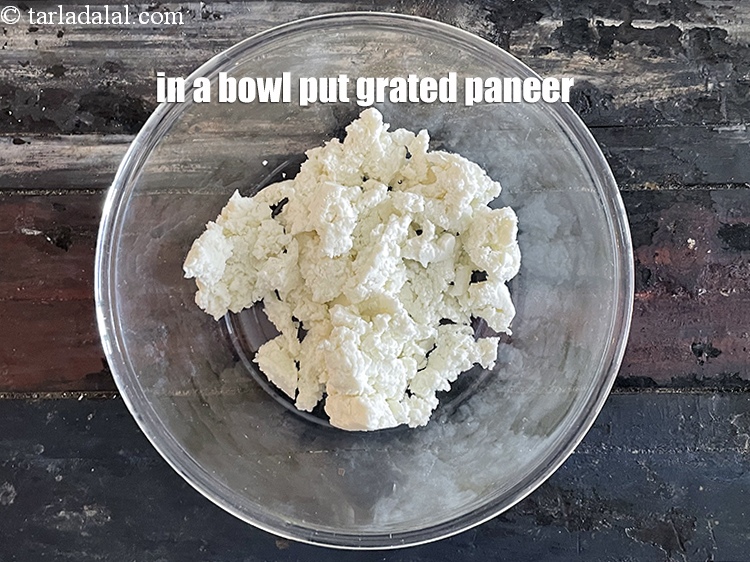 स्टेप 3 – एक कटोरे में&nbsp;&nbsp;१ कप&nbsp;<a href=""https://www.tarladalal.com/glossary-grated-panee-hindi-1003i"">कसा हुआ पनीर</a>&nbsp;डालें ।