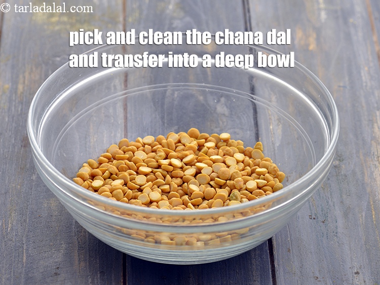 स्टेप 1 – <strong>चना दाल पैनकेक</strong> के लिए घोल तैयार करने के लिए, …