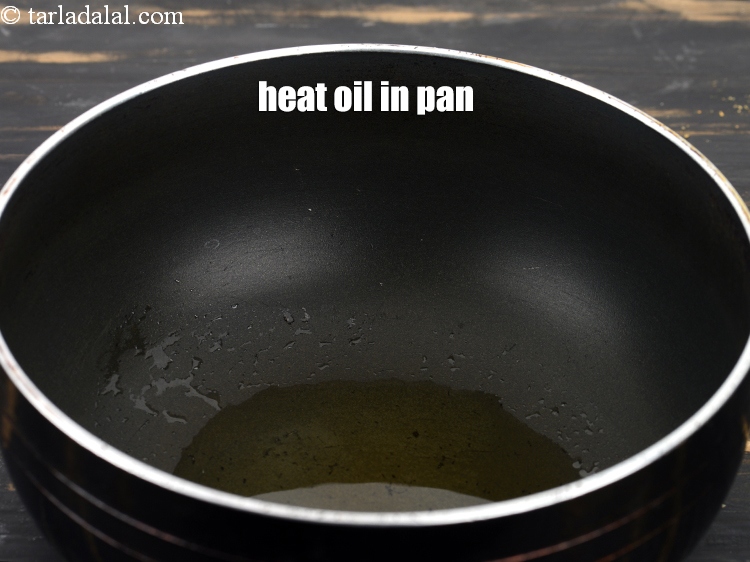 Step 4 – To make <strong>makhani rice</strong>, heat 1 tbsp oil in a deep pan.