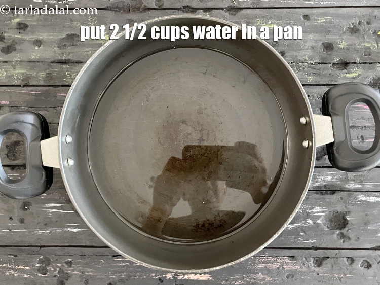 Step 5 – <meta charset="UTF-8" />Put 2&frac12; cups of water&nbsp;in a deep non-stick pan.