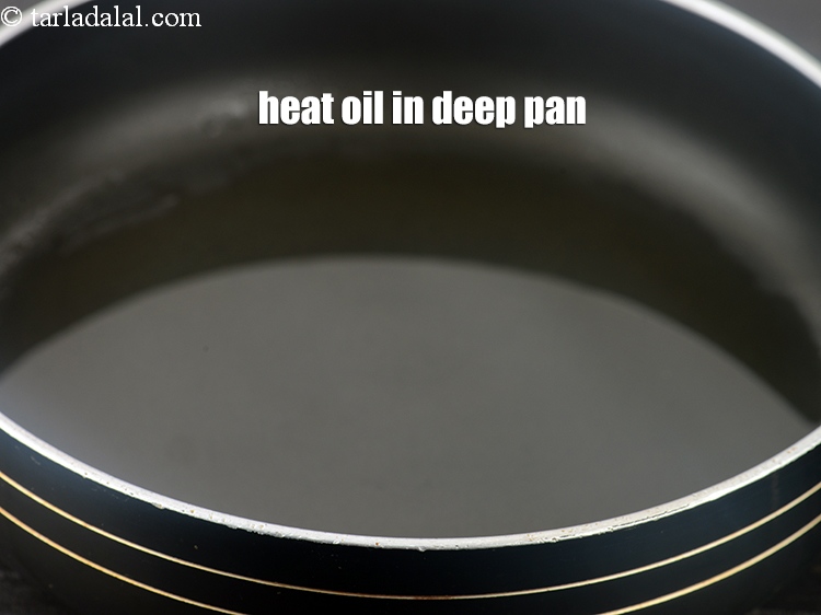 Step 3 – To make<strong> matar paneer pulao</strong>, heat 1 tbsp oil in a deep non-stick pan.