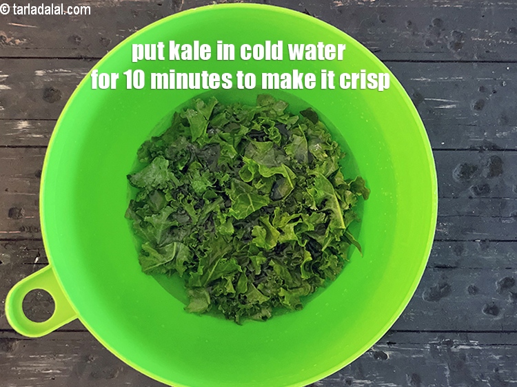 Step 4 – To make kale crisp, put in cold water for 10 minutes.