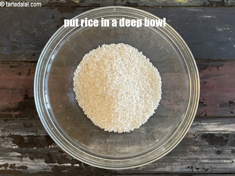 स्टेप 4 – एक गहरे कटोरे में&nbsp;३/४ कप&nbsp;<a href=""https://www.tarladalal.com/glossary-rice-chawal-hindi-533i"">चावल</a>&nbsp;डालें ।