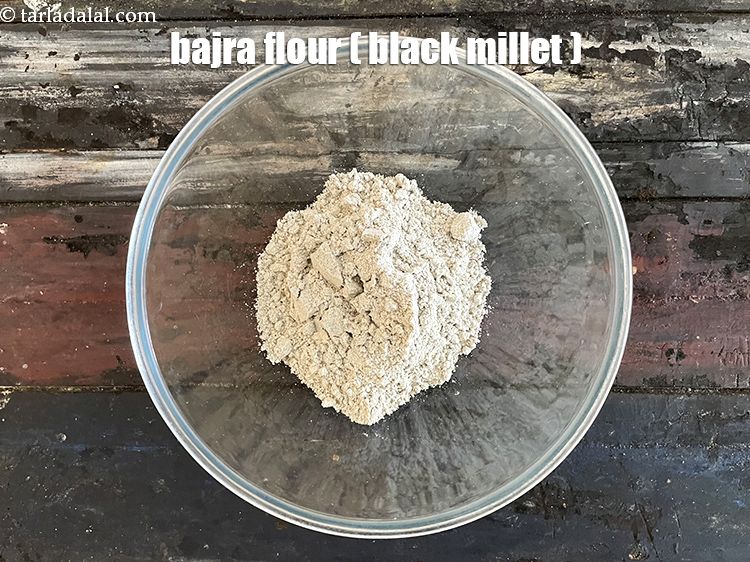 स्टेप 5 – एक कटोरे में १/२ कप&nbsp;<a href=""https://www.tarladalal.com/glossary-bajra-flour-bajra-ka-atta-bajre-ka-atta-hindi-176i"">बाजरे का आटा</a>&nbsp;डालें।