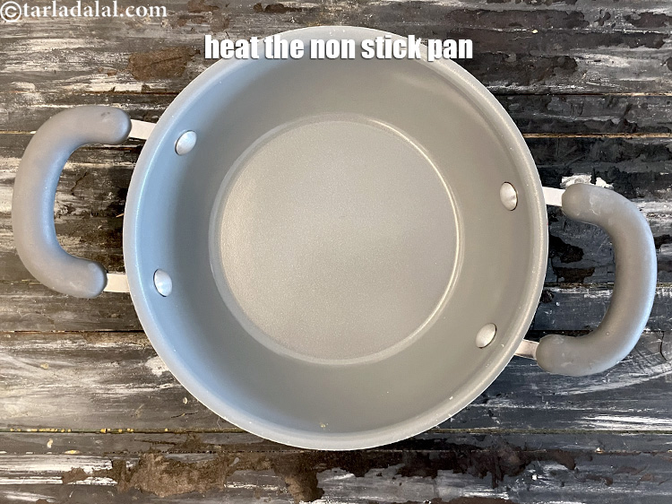 स्टेप 4 – एक नॉन स्टिक पैन गरम करें।
