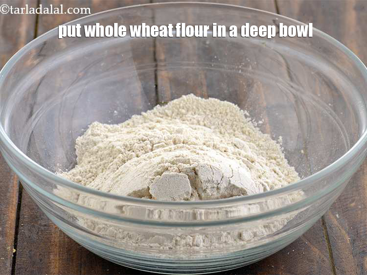 स्टेप 3 – <p>एक गहरे कटोरे में 1 कप&nbsp; <a href="">गेहूं का आटा</a>&nbsp;डालें।&nbsp;<strong>रोटी …