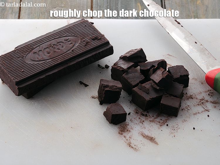 स्टेप 3 – एक चॉपिंग बोर्ड लें और एक तेज चाकू से डार्क …