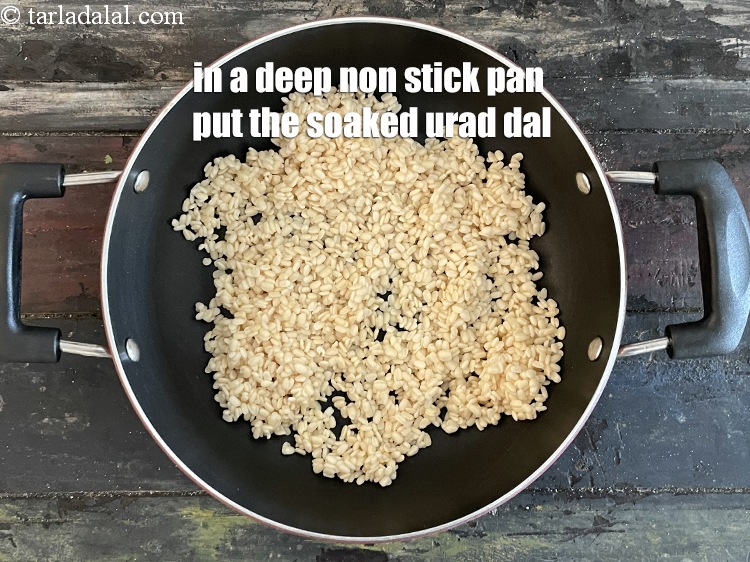 स्टेप 9 – एक गहरी नॉन-स्टिक कढ़ाई में भीगी हुई उड़द दाल डालें