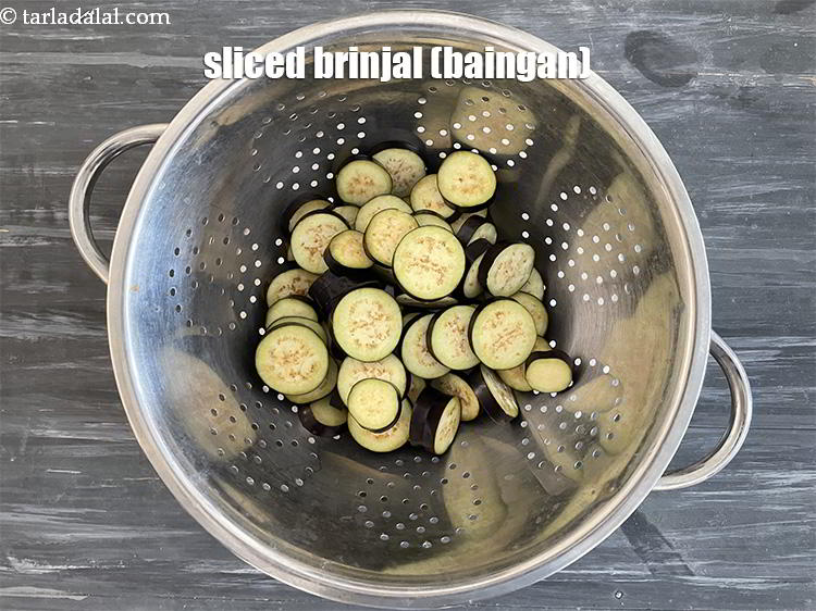 स्टेप 3 – एक कोलंडर या कांच के कटोरे में ४ कप&nbsp;<a href=""https://www.tarladalal.com/glossary-sliced-brinjals-hindi-130i"">स्लाईस्ड …