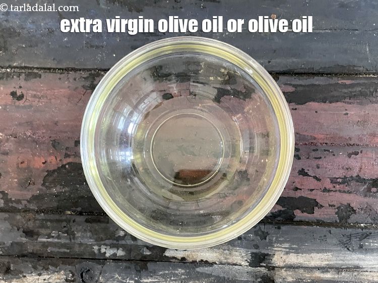 स्टेप 13 – एक छोटे कटोरे में १ टेबल-स्पून&nbsp;<a href=""https://www.tarladalal.com/glossary-extra-virgin-olive-oil-hindi-2611i"">एक्स्ट्रा वर्जिन जैतून का …