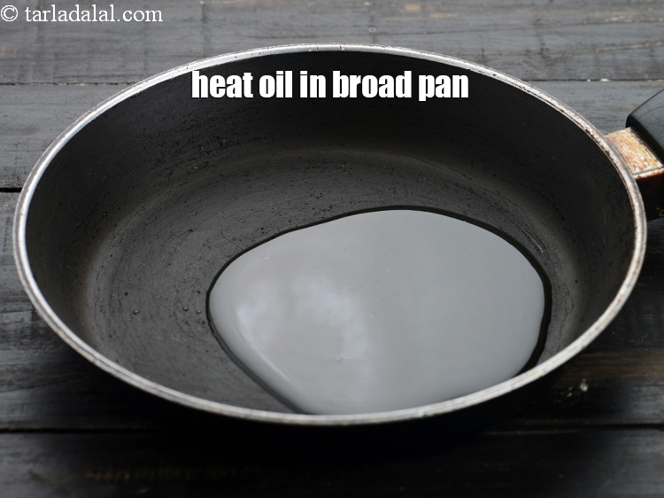 Step 3 – Heat 1 tbsp&nbsp;<a href="https://www.tarladalal.com/glossary-oil-671i">oil</a>&nbsp;in a broad non-stick pan.