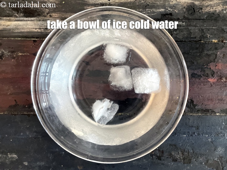 स्टेप 3 – एक बाउल बर्फ का ठंडा पानी लें।