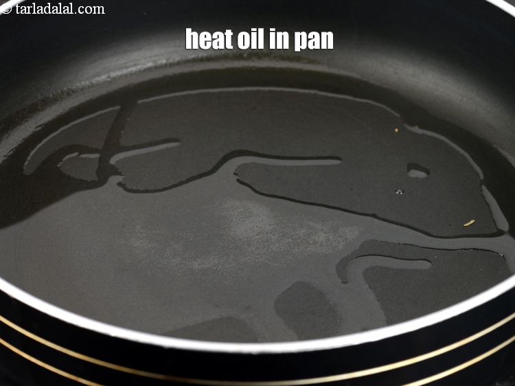 Step 4 – Heat 1 tsp oil in a non-stick pan.