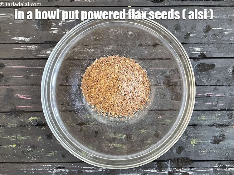स्टेप 3 – एक कटोरे में&nbsp;&nbsp;1/4 कप + 2 टेबल-स्पून दरदरा&nbsp;<a href=""https://www.tarladalal.com/glossary-powdered-flaxseeds-powdered-alsi-alsi-ka-powder-hindi-2236i"">अलसी का …