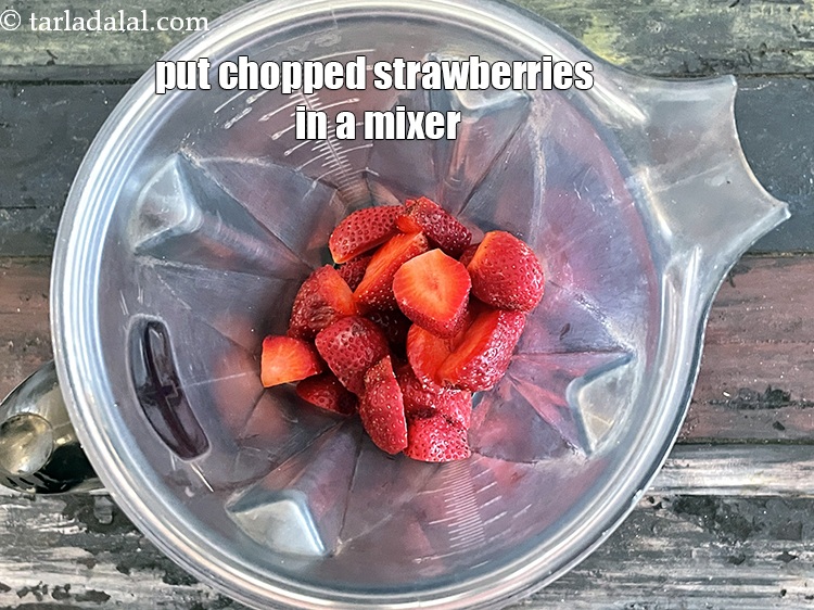 Step 6 – To make <strong>strawberry yoghurt smoothie recipe |&nbsp;<!--%3Cmeta%20charset%3D%22UTF-8%22%20%2F%3E-->&nbsp;healthy no sugar Indian strawberry smoothie&nbsp;|&nbsp;strawberry curd smoothie with …