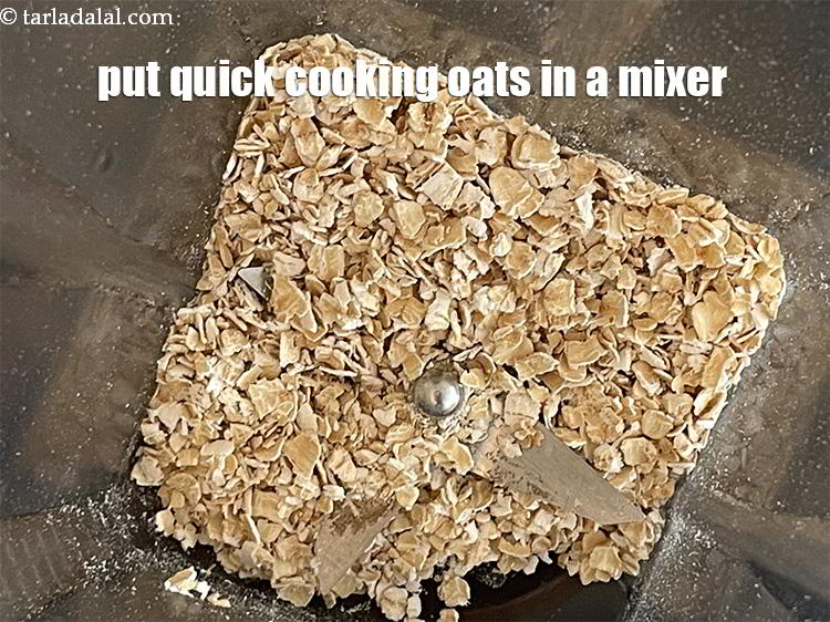 स्टेप 3 – 1/2 कप&nbsp;&nbsp;<a href=""https://www.tarladalal.com/glossary-quick-cooking-rolled-oats-rolled-oats-hindi-547i"" target=""_blank"">क्विक कुकिंग रोल्ड ओट्स</a> को&nbsp;&nbsp;मिक्सर में डालें।&nbsp;स्मूदी …
