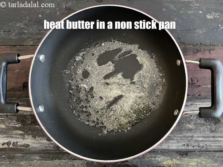 स्टेप 5 – एक नॉन-स्टिक पैन में १ टी-स्पून&nbsp;<a href=""https://www.tarladalal.com/glossary-butter-makhan-hindi-233i"">मक्खन</a> गरम करें।