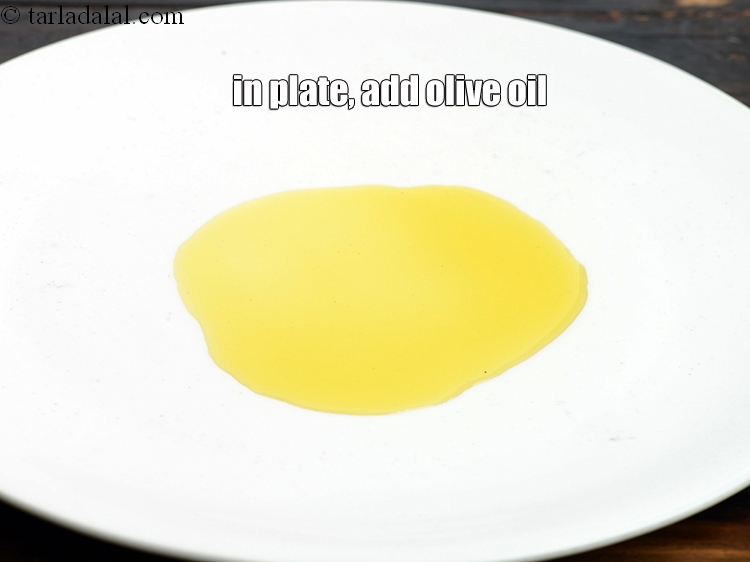 स्टेप 3 – <strong>ग्रिल्ड पनीर</strong>&nbsp;बनाने के लिए&nbsp;एक प्लेट में&nbsp;२ टेबल-स्पून&nbsp;<a href=""https://www.tarladalal.com/glossary-olive-oil-hindi-451i"">जैतून का तेल</a>&nbsp;डालें …